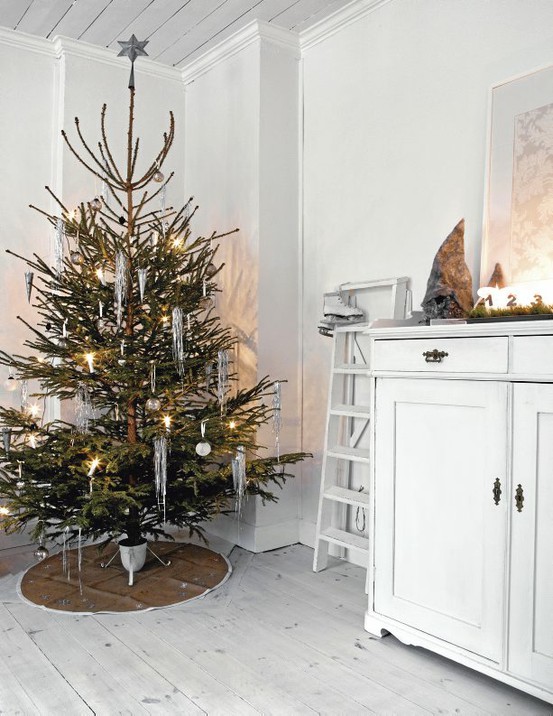 How to Decorate a Wooden Christmas Tree in Scandinavian Style