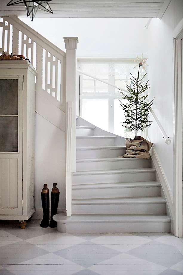 Swedish Christmas Tree on Stairs via tidningenlantliv.se